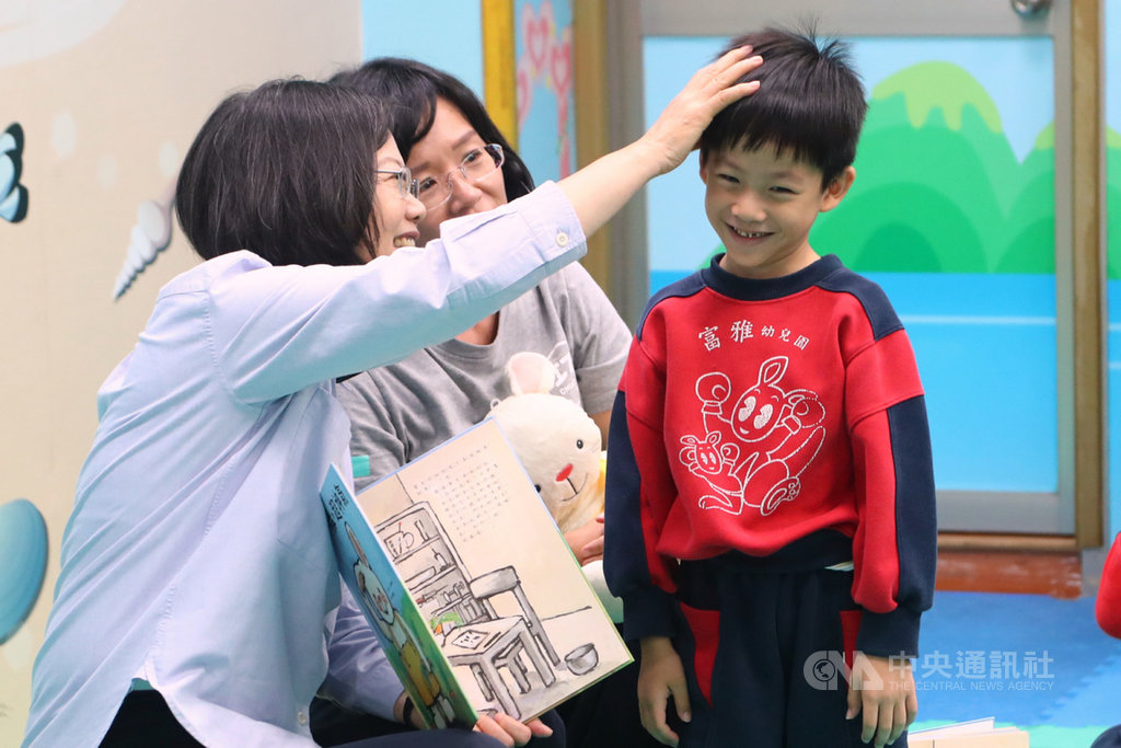 總統蔡英文(左)與民進黨立委蘇巧慧(中)7日到新北市富雅幼兒園參觀,說故事並與小朋友互動。中央社記者王騰毅攝 108年11月7日