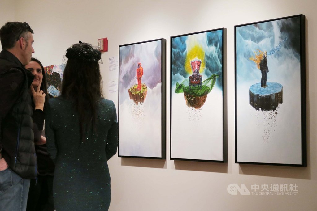 第9屆創意環境藝術競賽展美東時間6日在駐紐約辦事處開幕,紐約畫家李托聚焦氣候變遷的系列畫作「宇宙信使」、「猴子心」與「無土」榮獲首獎。中央社記者尹俊傑紐約攝 108年11月7日