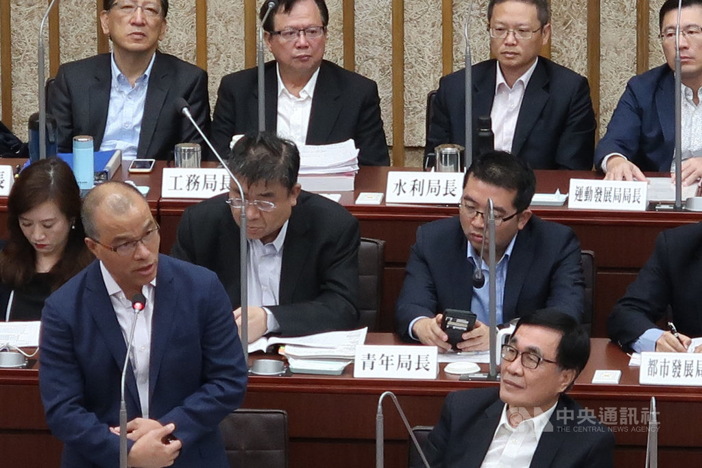 高雄市副市長葉匡時(前左)7日在議會總質詢休息時間接受媒體聯訪時,就國小主任批評高市府被罰寫心得一事指出,當事人為人事主任是敏感的位置,未保持行政中立已經違法;依公務員服務法規定,當事人不能在公開場合批評長官,所以會依據公務人員考績法要做一些處理。中央社記者王淑芬攝 108年11月7日