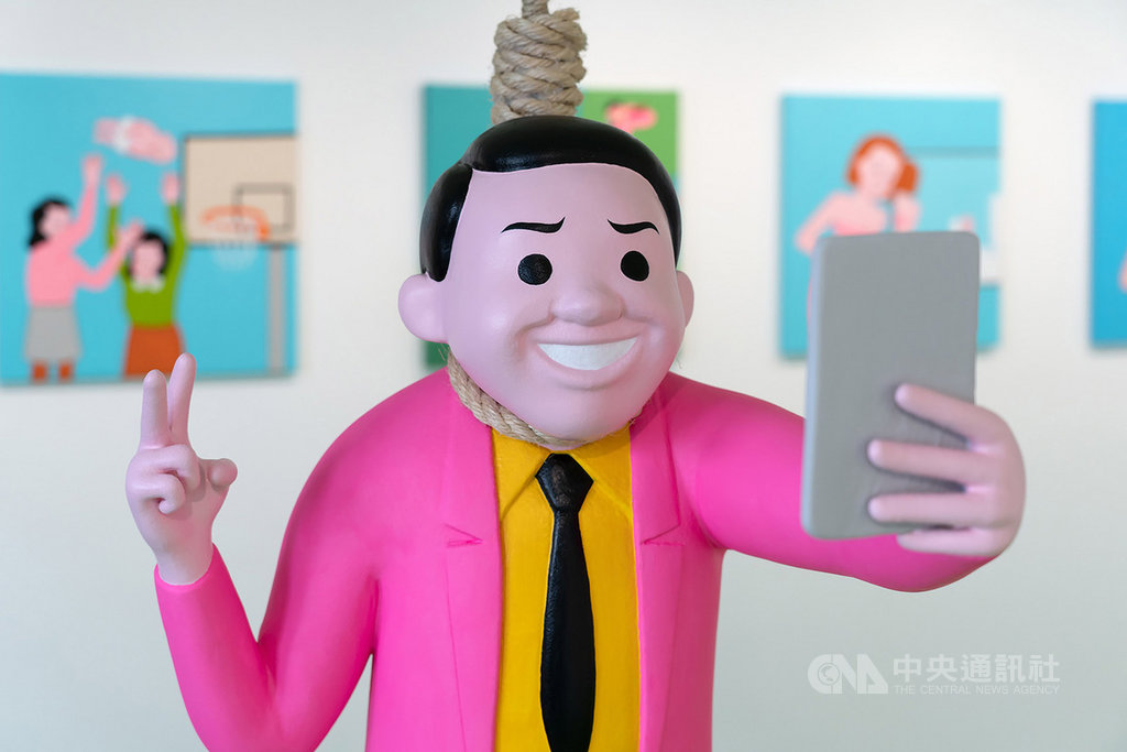 經常以性、宗教、種族、政治為題材的西班牙插畫家朱安.葛明尼拉(Joan Cornella),睽違3年,將在11月中旬再度訪台辦展,這次帶來10多件全新作品、限量版畫及2座自拍系列雕塑,2019最新畫冊Everyone Dies Alone,也將在展期限定販售。(JUSTLIVE 就是現場提供)中央社記者鄭景雯傳真 108年11月7日