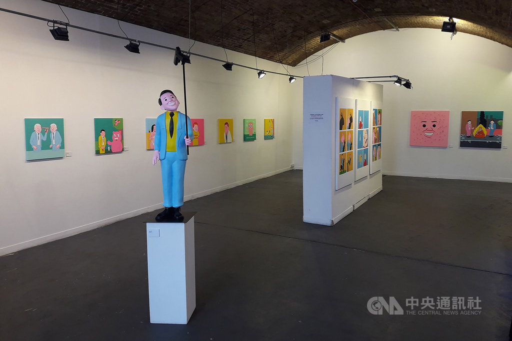 在西班牙插畫家朱安.葛明尼拉(Joan Cornella)作品中,人物眼神常是空洞虛無的,面對任何光怪陸離的場面,臉上都掛著詭異微笑,15日起葛明尼拉將帶著多件全新創作與自拍系列雕塑來台展出。(JUSTLIVE 就是現場提供)中央社記者鄭景雯傳真 108年11月7日
