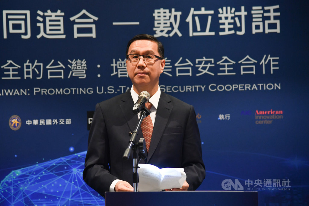 外交部常務次長曹立傑7日下午在台北出席由美國在台協會(AIT)主辦的「“智”同道合–數位對話」論壇第3場「一個安全的台灣:增進美台安全合作」。中央社記者林俊耀攝 108年11月7日