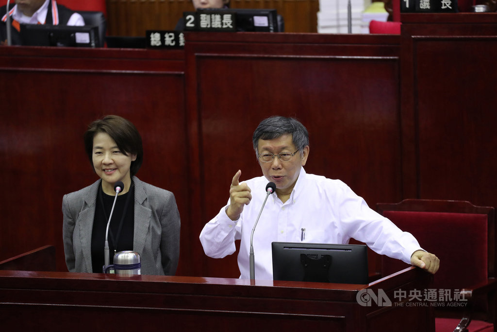 國民黨議員汪志冰7日在台北市議會質詢時指出,台北市長柯文哲(右)在市政府裡面試台灣民眾黨不分區立委人選,批評柯文哲黨政無分際。柯文哲回應是利用中午休息時間,並回嗆「我比你們國民黨分得清楚」。中央社記者張皓安攝 108年11月7日