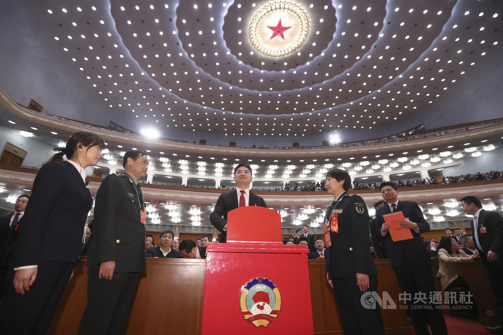 中國官媒央視7日報導,京東集團董事局主席兼執行長劉強東因「個人原因」請辭第13屆全國政協委員。圖為2018年3月14日,全國政協在北京人民大會堂舉行第四次全體會議,劉強東(左3)神采飛揚進行投票。(中新社提供)中央社 108年11月7日