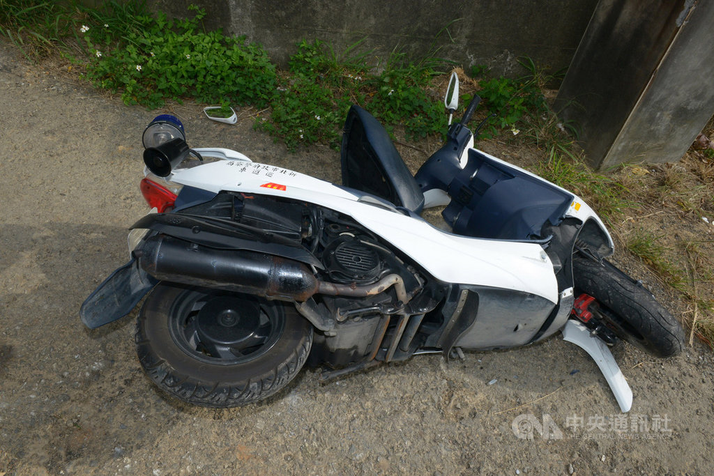 新北市蘆洲警分局胡姓員警7日追查一名偷車賊,單槍匹馬騎乘警用機車到桃園市龜山頂湖地區欲逮捕竊嫌,卻遭竊嫌開車撞壞警用機車,員警雖開12槍嚇阻,竊嫌仍逃逸有待追緝。(翻攝畫面)中央社記者王鴻國傳真 108年11月7日