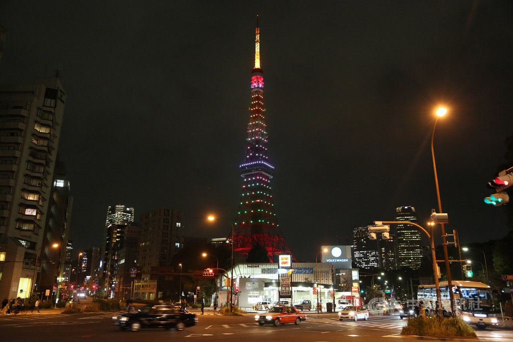 東京鐵塔7日實施迎接令和新時代的新點燈,主題為「無限鑽石面紗」,是逐一調控分為17層的268盞LED燈,呈現出無窮無盡的多彩燈色。中央社記者楊明珠東京攝 108年11月7日