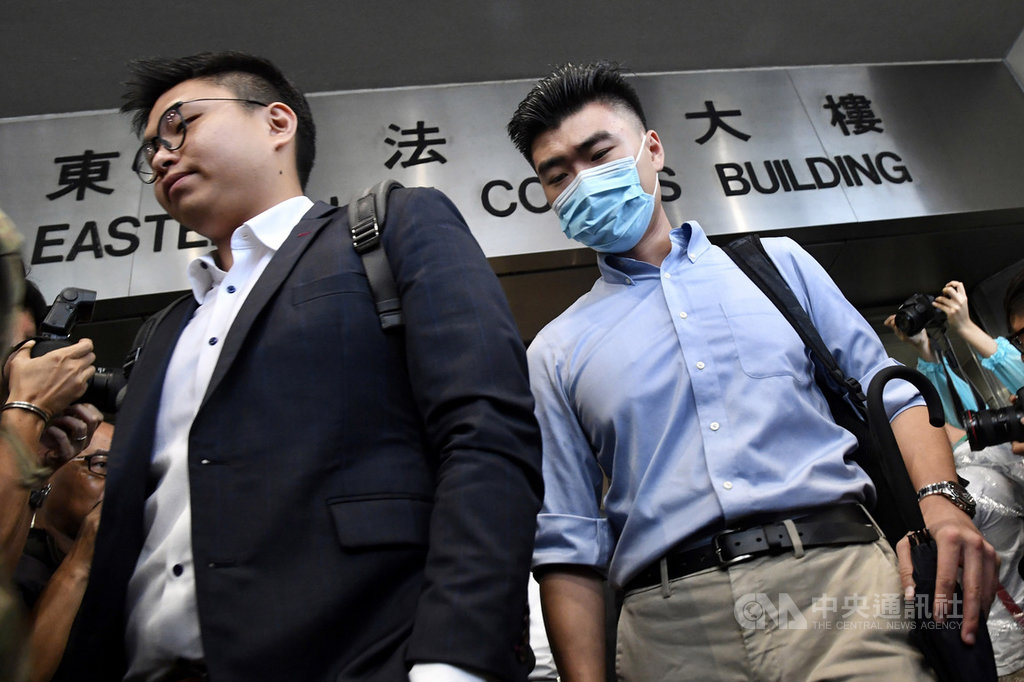 港媒報導,香港大學二年級陸生陳子謀(右)7月在「反送中」示威衝突現場被捕,他假扮記者並被搜出一支伸縮棍。由於沒有證據顯示陳子謀參與暴動,西九龍裁判法院7日判決他監禁6週。(中通社提供)中央社 108年11月7日