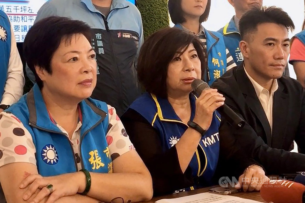 台船是否要在基隆設立「潛艦產業園區」引發基隆市藍綠立委參選人隔空交火,國民黨基隆市立委參選人宋瑋莉(前中)7日舉行記者會,質疑民進黨立委蔡適應說謊、製造假議題,要求道歉。中央社記者王朝鈺攝 108年11月7日