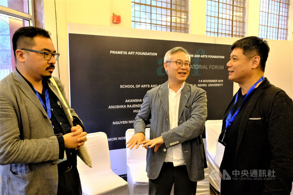 國家文化藝術基金會副執行長孫華翔(中)與關渡美術館館長黃建宏(右)及台日混血的策展人兼國藝會研究員高森幸男(左)7日在亞洲策展論壇休息時間交流。中央社記者康世人新德里攝 108年11月7日
