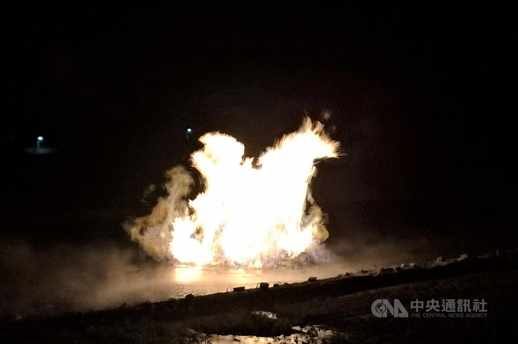 屏東萬丹鄉赤山巖旁農田,6日晚間泥火山噴發,火光照亮夜空,這也是繼今年7月以來第2次噴發。(萬丹鄉灣內村長陳玉意提供)中央社記者郭芷瑄傳真 108年11月7日
