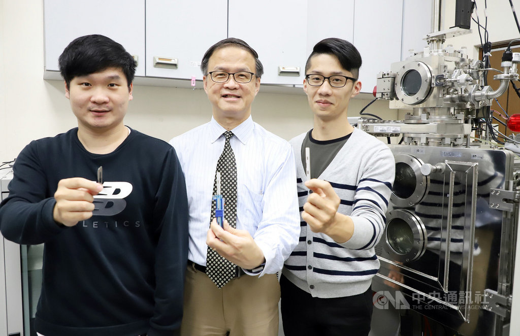 台灣科技大學材料系教授朱瑾(中)帶領研究團隊,將金屬玻璃鍍層應用於醫療刀具上,讓刀具表面光滑、不沾黏,摩擦力變小,銳利度提升。(台科大提供)中央社記者陳至中傳真 108年11月7日