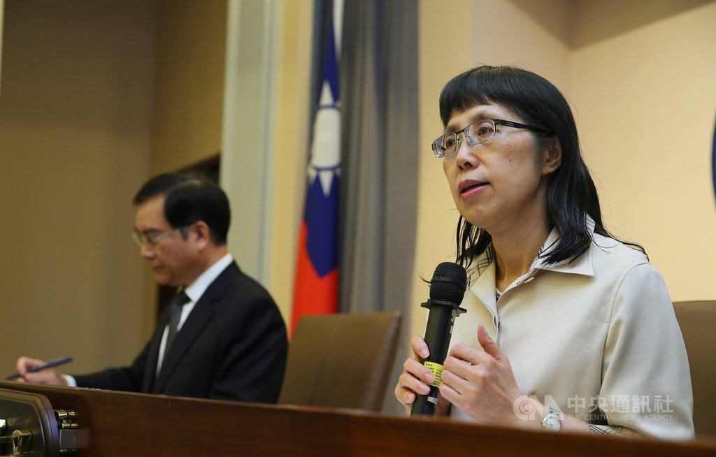 針對107年公投案相關爭議,監察院歷經約1年時間調查後,7日正式通過彈劾前中選會主委陳英鈐,監委高鳳仙(右)、陳慶財(左)下午出席記者會公開說明。中央社記者謝佳璋攝 108年11月7日