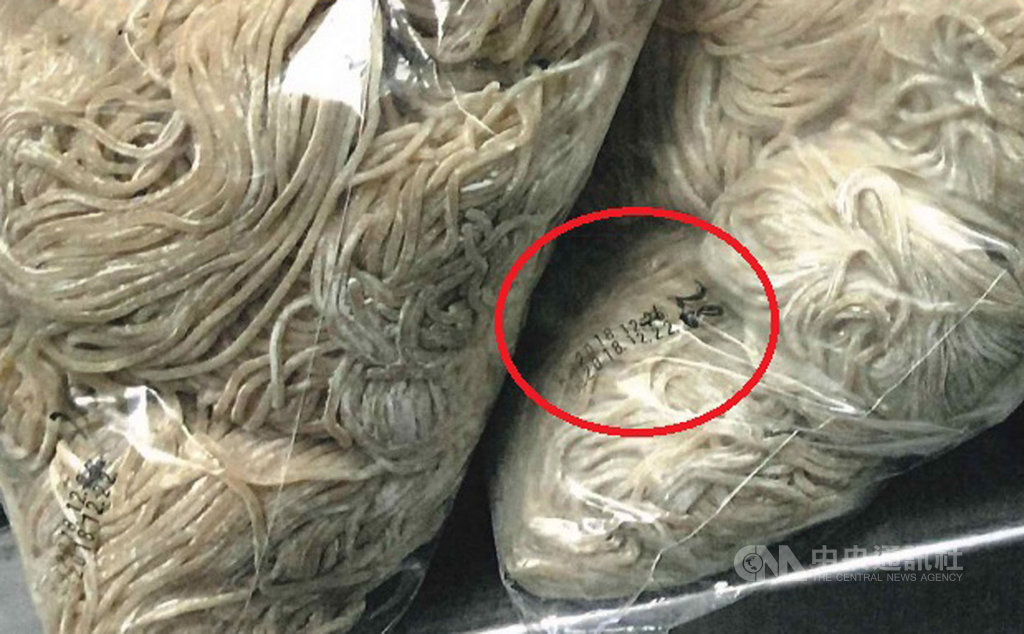 王座公司旗下段純貞牛肉麵台中廣三SOGO店員,連續因擔心食材耗損過多,將麵條包裝有效期限26日塗改為28日,再存放冰箱,繼續烹煮販賣。(檢方提供)中央社記者蘇木春傳真 108年11月7日