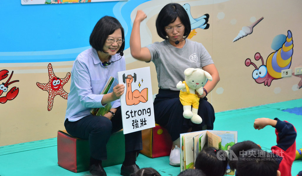 總統蔡英文(左)7日在民主進步黨籍立法委員蘇巧慧(右)陪同下,前往新北市樹林區富雅幼兒園,出席「小英總統陪你說故事」活動,與孩童一同閱讀繪本。中央社記者黃旭昇新北攝 108年11月7日