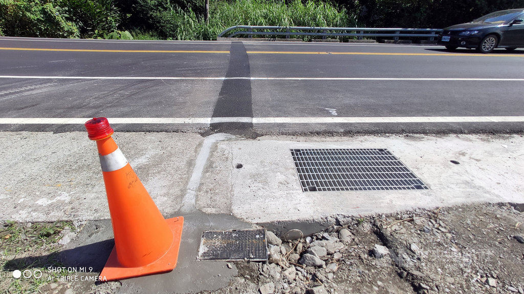 台東重要道路台9線初鹿段,剛完成新的柏油路面鋪設不到1個月,就因自來水公司埋設水管被開挖,公路總局和自來水公司均表示,因民生用水優先,不受新道路3年才能開發的限制。中央社記者盧太城台東攝 108年11月7日