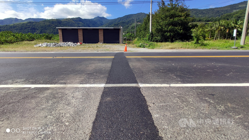 台東重要道路台9線初鹿段,剛完成新的柏油路面鋪設不到1個月,就被自來水公司開挖埋設水管,讓民眾質疑為何不在鋪設前施工。中央社記者盧太城台東攝 108年11月7日