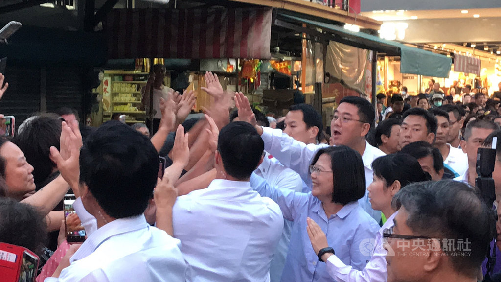 總統蔡英文(前右3)7日下午走訪雲林縣,受到民眾熱情歡迎,蔡總統也親切地與民眾擊掌打招呼。中央社記者姜宜菁攝 108年11月7日
