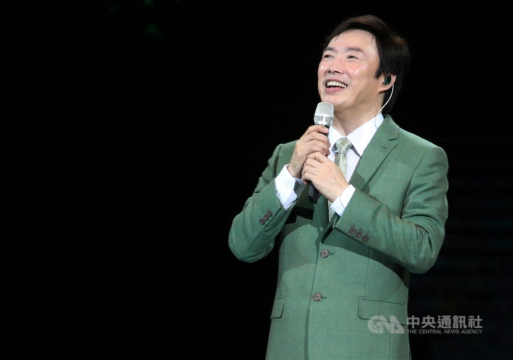 費玉清在2018年以一封親筆手寫信表示,2019年巡迴演唱會後結束46年的歌唱生涯,他招牌的仰頭唱姿及獨特歌聲將成絕響。(中央社檔案照片)