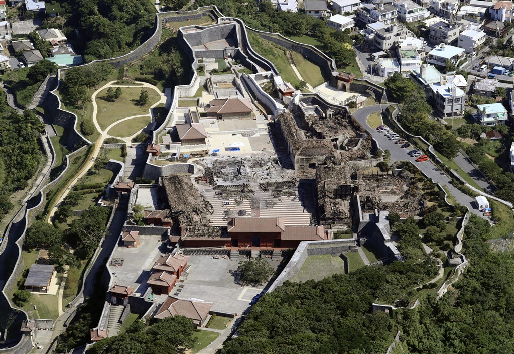 日本沖繩首里城大火屆滿一週,消防單位研判電氣系統設備出問題可能是起火原因。圖為6日下午的首里城。(共同社提供)