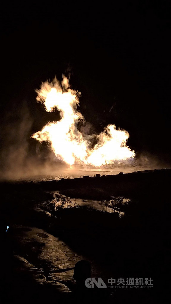 屏東萬丹鄉赤山巖旁農田,6日晚間泥火山噴發,泥漿從地面噴出蔓延,烈焰騰空。(萬丹鄉灣內村長陳玉意提供)中央社記者郭芷瑄傳真 108年11月7日