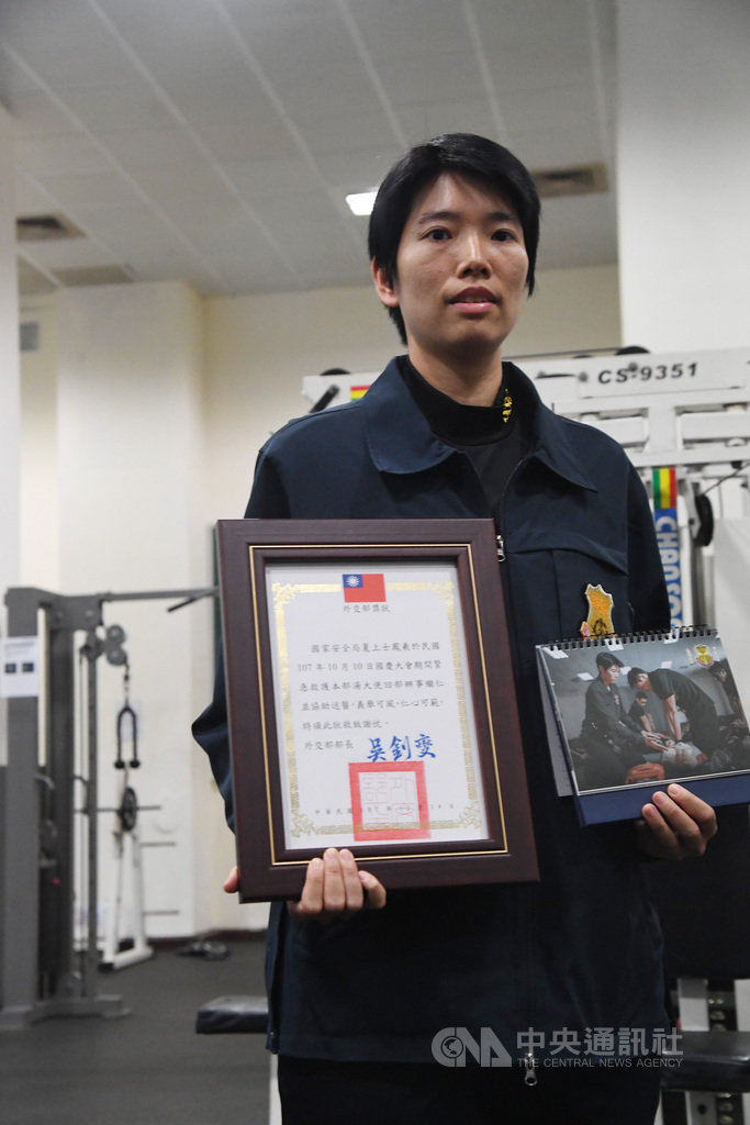 國家安全局特種勤務指揮中心7日發布「特勤形象月曆」,上士夏鳳羲也是模特兒之一,她曾在國慶執勤期間發揮急救專長,獲得外交部表揚。中央社記者王飛華攝 108年11月7日