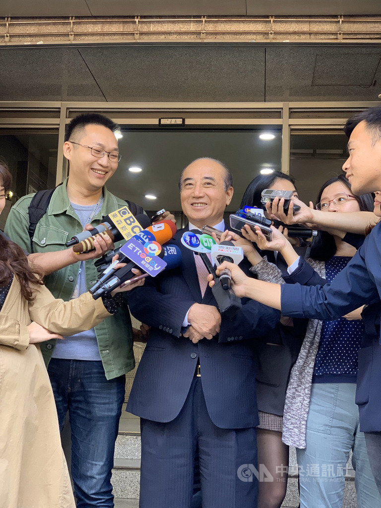 國民黨立法院黨團7日聚餐,前立法院長王金平(圖中)與會。對於媒體追問參選總統話題,他說,順著自然走,該怎麼樣就怎麼樣。(王金平辦公室提供)中央社記者范正祥傳真 108年11月7日