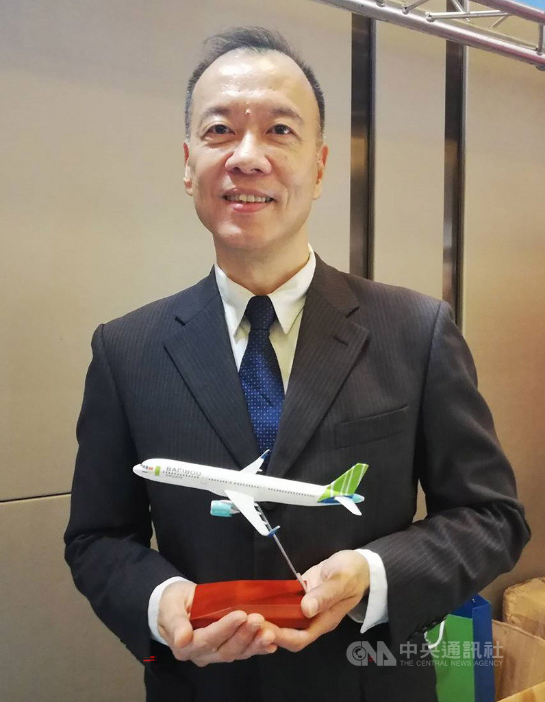 越竹航空台灣區總代理總經理陳泓達7日表示,越竹航空看好台灣市場,台北-峴港原本是5天1班,反應不錯,目前已增為每週3班,12月還要再開航台北-河內,預計每天都有1班。中央社記者汪淑芬攝 108年11月7日