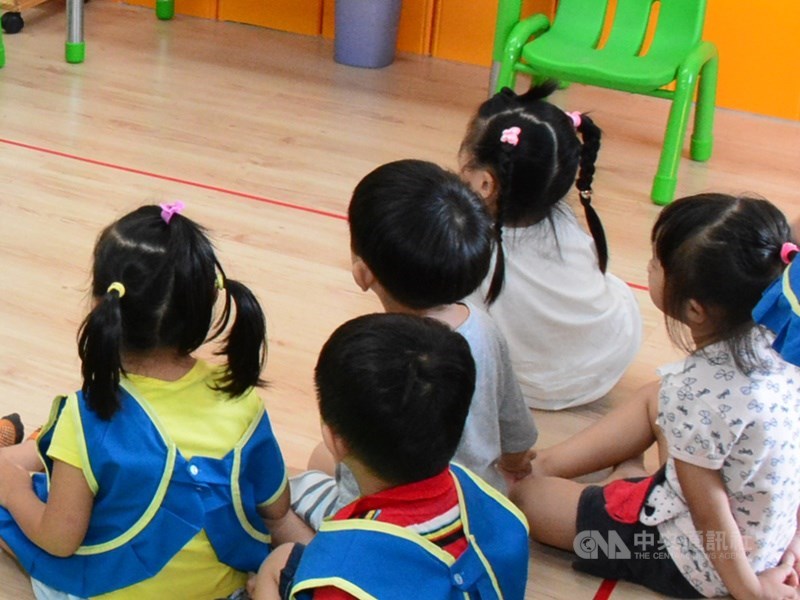 為了提升2歲幼兒入園率,教育部民國109年到113年將投入新台幣13.55億元,鼓勵各縣市增設專班。(示意圖/中央社檔案照片)