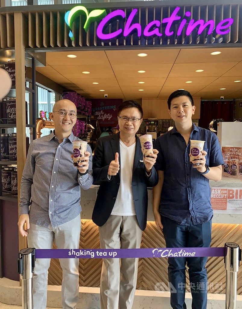珍奶發威,六角(2732)旗下「日出茶太」全球展店有成,第3季每股大賺3.18元、前3季7.72元,均寫新高。圖中為外貿協會董事長黃志芳於菲律賓台灣形象展期間前往拜會當地日出茶太。(六角提供)中央社記者江明晏傳真 108年11月7日