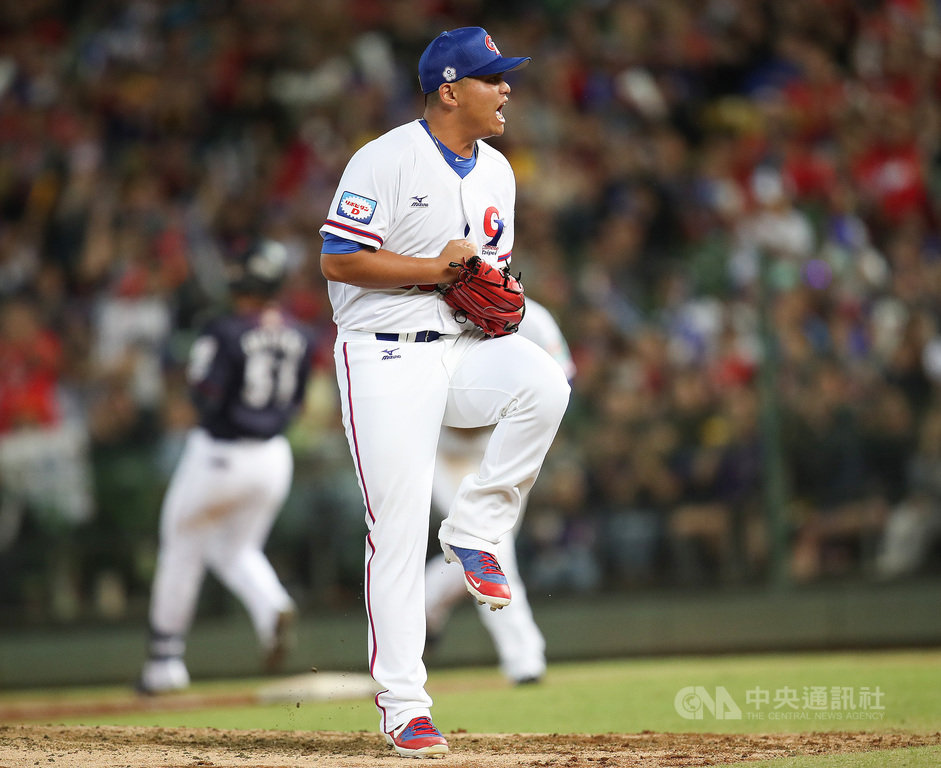 世界12強棒球賽B組預賽,7日晚間在台中洲際棒球場由中華隊交手日本隊,5局上中華隊中繼投手胡智為(前)解決日本隊第4棒鈴木誠也(後)化解危機後,振臂吶喊。中央社記者張新偉攝 108年11月7日