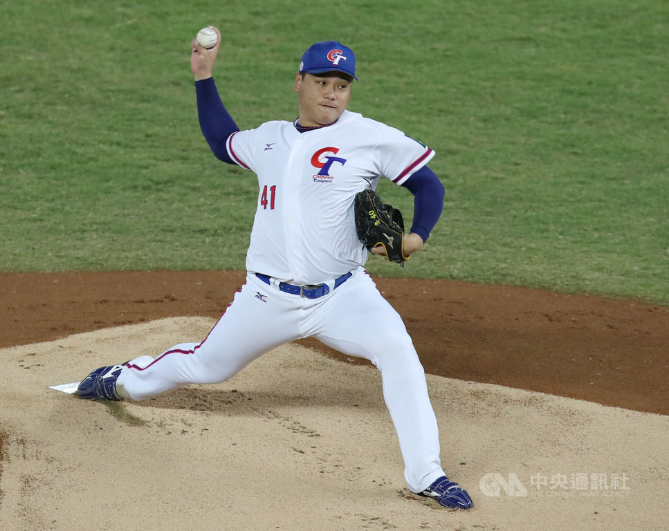 2019世界12強棒球錦標賽B組預賽,7日晚間在台中洲際棒球場由中華隊與日本隊交手,中華隊推出廖乙忠先發主投,力拚分組第一。中央社記者張新偉攝 108年11月7日