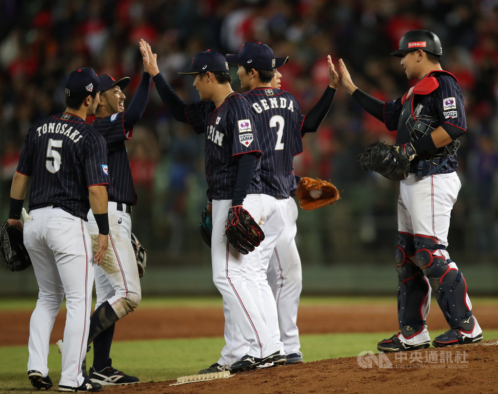 2019世界12強棒球錦標賽B組預賽,日本隊(圖)與中華隊7日晚間在洲際棒球場交手,日本隊終場以8比1笑收3連勝,賽後選手在場中擊掌致意。中央社記者張新偉攝 108年11月7日