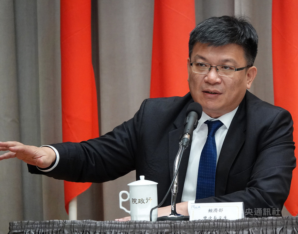 經濟部次長曾文生7日在行政院會後記者會表示,目前裝設智慧電表平均一戶成本是新台幣5000元,到2024年時,經濟部總計投入150億元,達成300萬戶裝設智慧電表,涵括總用電量的82%。中央社記者鄭傑文攝 108年11月7日