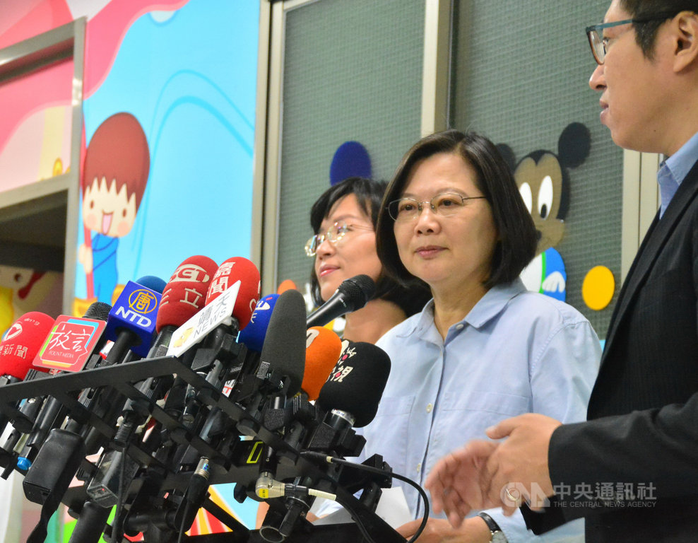 總統蔡英文(右2)7日參訪新北市樹林區的幼兒園時表示,托育準公共化政策受到家長歡迎,對於2至3歲並未進入幼兒園就讀的幼童,計畫持續給予補助至3歲,彌補空窗期。中央社記者黃旭昇新北攝 108年11月7日