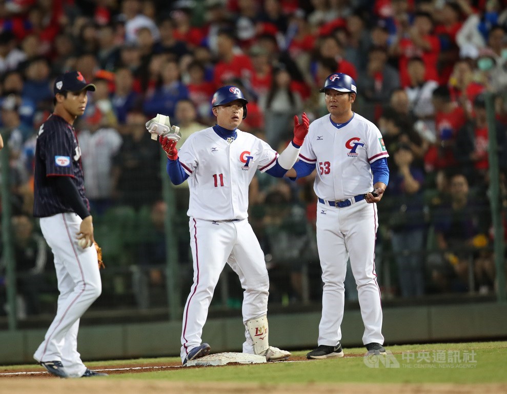 2019世界12強賽B組預賽最終戰,7日晚間在台中洲際棒球場由中華隊交手日本隊,1局下,中華隊林泓育(中)敲出左外野方向安打,一度讓全場以為是全壘打。中央社記者張新偉攝 108年11月7日