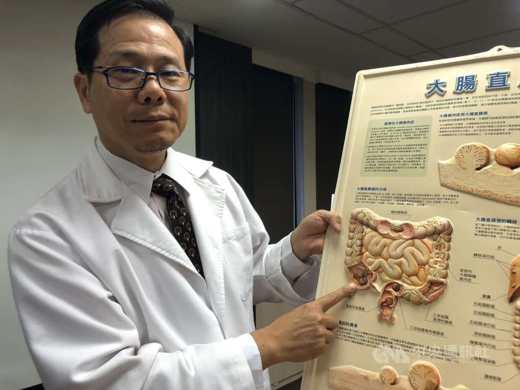 書田診所胃腸肝膽科主任醫師邱展賢8日指出,大腸癌常見的症狀包含不明原因腹痛超過1個月以上且疼痛位置固定、血便、貧血、體重減輕等。中央社記者陳偉婷攝 108年11月8日