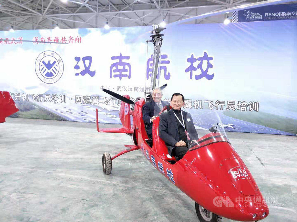 翁柏吉(前座)看好大陸廣大的通用航空市場,在大陸從事航空人才教育。他希望大陸的26條對台措施實施細則,能夠開放台灣飛行員赴大陸通用航空執飛。圖為他今年在籌建中的湖北漢南航校。(翁柏吉提供)中央社記者張淑伶上海傳真 108年11月8日