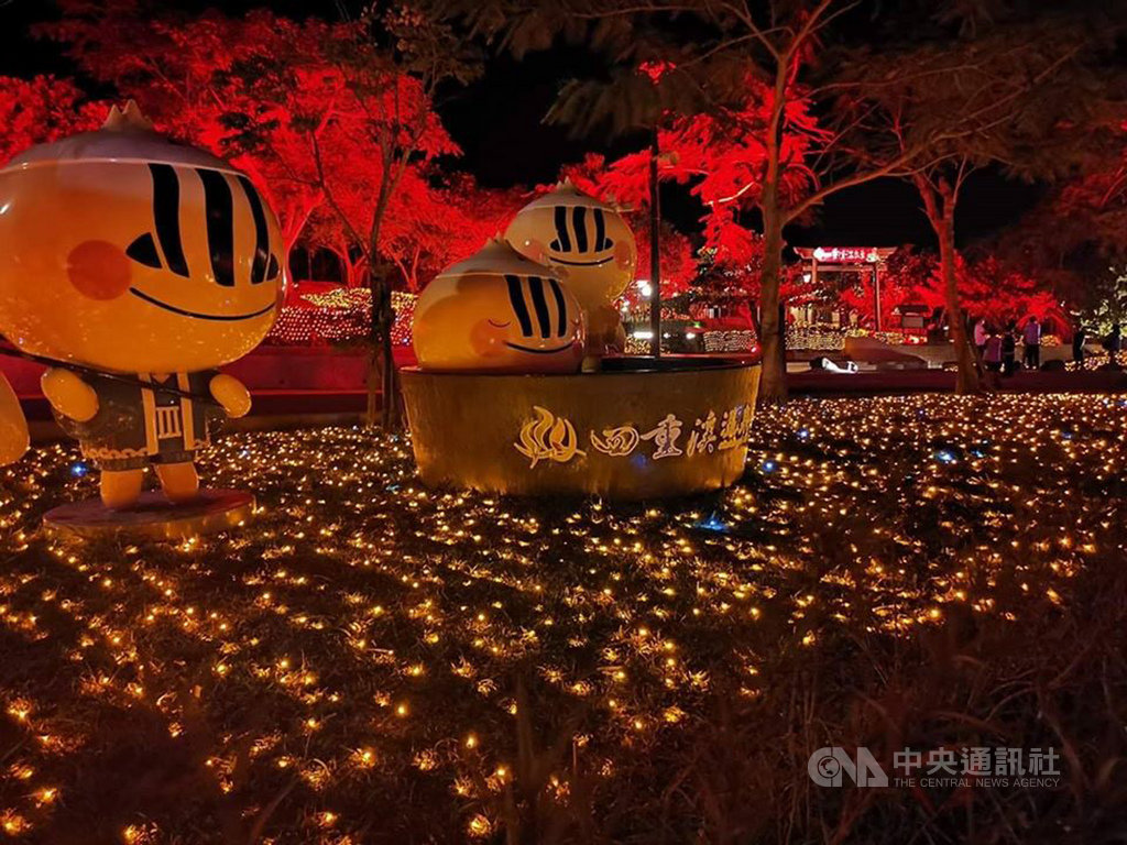 一年一度的屏東四重溪溫泉季8日晚間將點燈開幕,今年屏東縣政府營造日式楓紅景觀,強調不必搭飛機到日本賞楓、泡溫泉。(屏東縣政府提供)中央社記者郭芷瑄傳真 108年11月8日