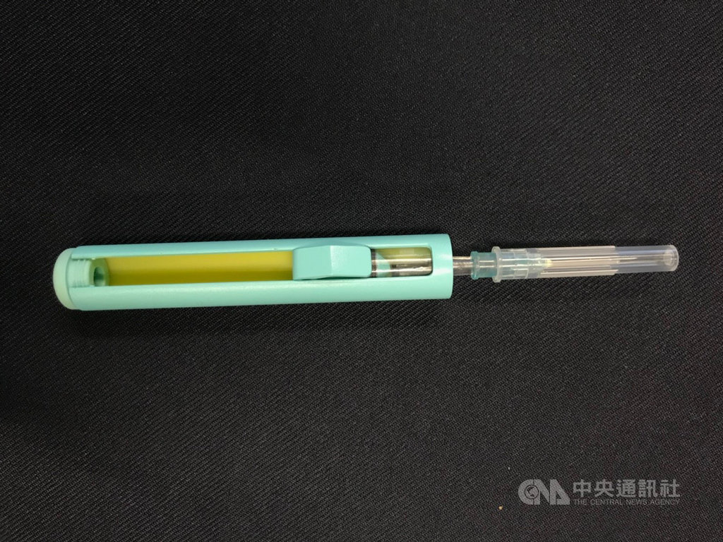 花蓮慈濟科技大學護理系4名二技二年級學生研發「簡易式抽藥之安全針具」,可避免針扎也能快速抽藥,作品獲得iENA德國紐倫堡國際發明展金牌。(花蓮慈濟科技大學提供)中央社記者張祈傳真 108年11月8日