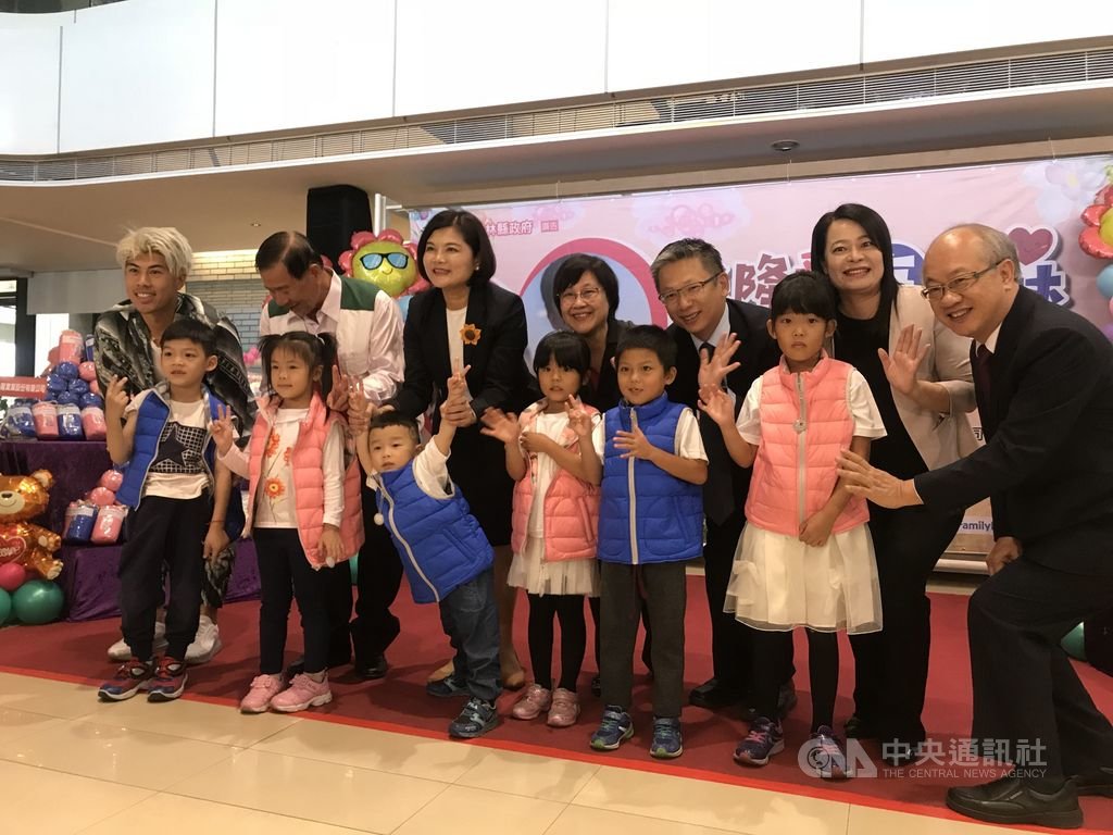 光隆實業公司8日結合全家便利商店,捐贈雲林家扶中心兒童200件羽絨背心,雲林縣長張麗善(後左3)出席見證寒冬送暖的溫馨時刻。 中央社記者姜宜菁攝 108年11月8日