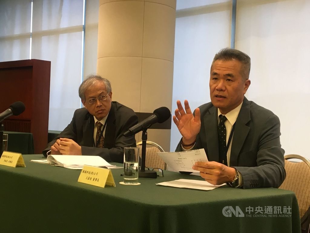 穎崴8日下午舉行興櫃前法人說明會,現場出席踴躍,法人預期穎崴今年獲利可創新高。圖右為董事長王嘉煌,左為財務長李振昆。中央社記者鍾榮峰攝 108年11月8日