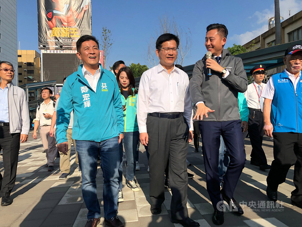 交通部長林佳龍(前中)8日在新竹市長林智堅(前右)陪同下,視察「前瞻基礎建設計畫-新竹大車站計畫」。中央社記者魯鋼駿攝 108年11月8日