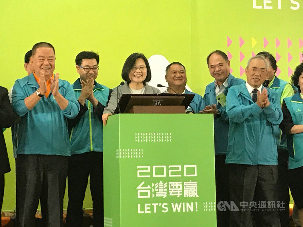 總統蔡英文(前中)8日出席「台中市百工百業暨婦女後援總會授證大會」致詞表示,再給執政團隊4年,一定讓台灣經濟更鞏固,而且在下個世代裡做領頭羊。中央社記者郝雪卿攝 108年11月8日