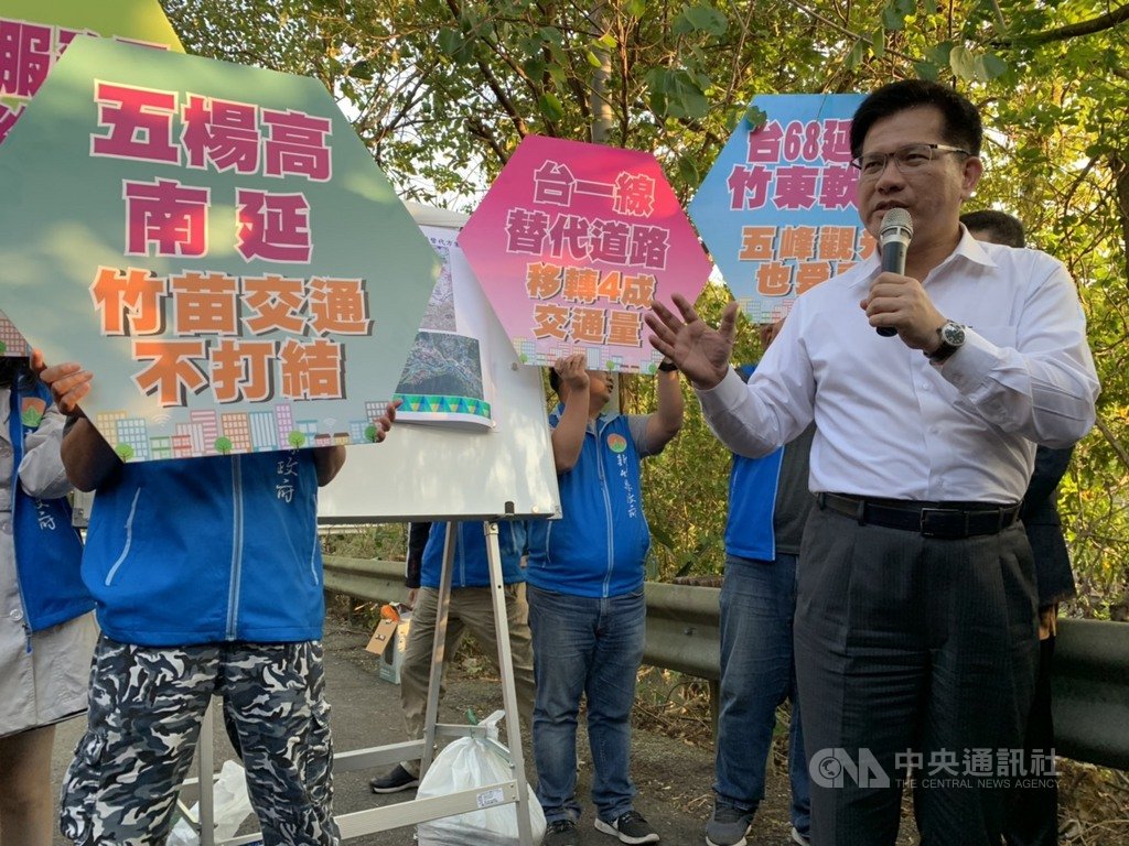 交通部長林佳龍(右1)8日到新竹縣關西服務區會勘重大交通建設,林佳龍指出,在縣府所提出的台1線替代道路工程、台68線銜接竹東軟橋新闢工程,中央將全力支持。中央社記者郭宣彣攝 108年11月8日