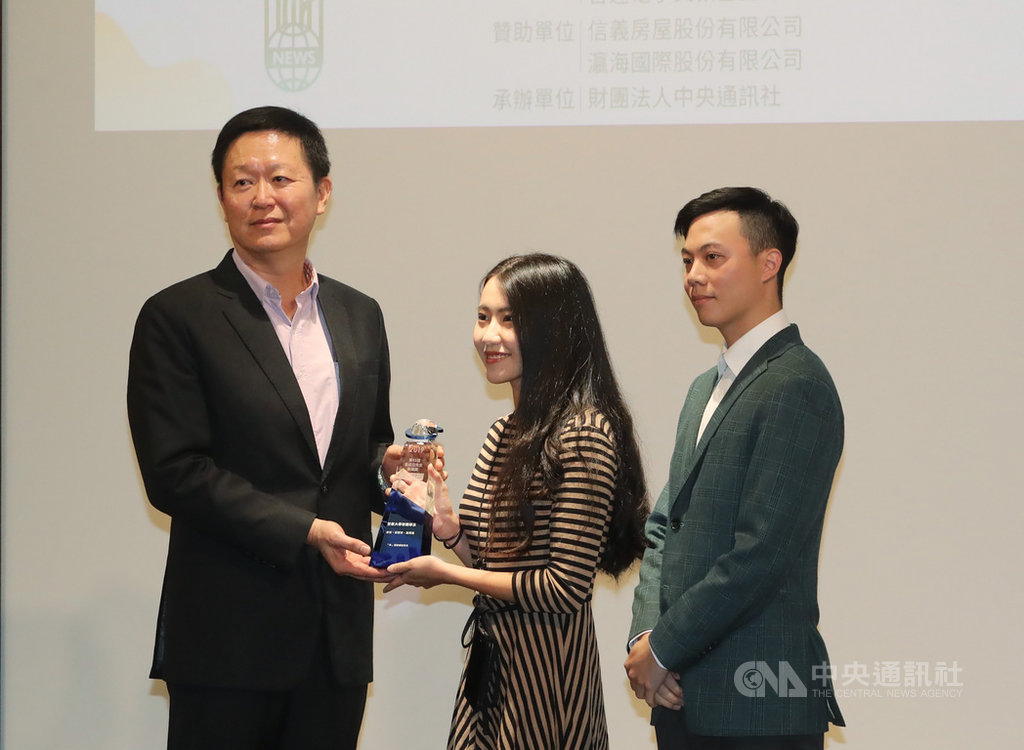 第45屆曾虛白先生新聞獎暨2019台達能源與氣候特別獎頒獎典禮8日在台達電子陽光大樓舉行,瀛海國際總經理段睿紘(左)出席頒獎,盼讓更多在新聞媒體界努力的工作者被看見。中央社記者裴禛攝 108年11月8日