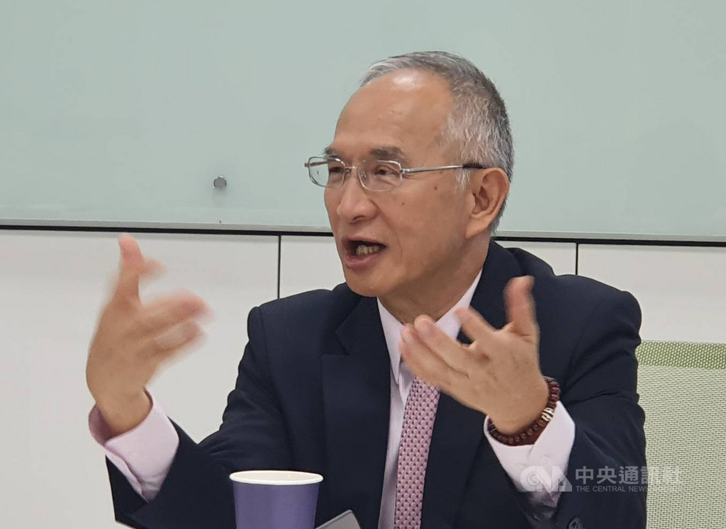 為5G競標備足銀彈,亞太電信董事會通過辦理私募,第一階段私募10億股,每股價格10元,激勵亞太電股價一度拉漲停。圖為亞太電董事長呂芳銘10月16日出席與交大合作5G應用發展記者會。中央社記者江明晏攝 108年11月8日