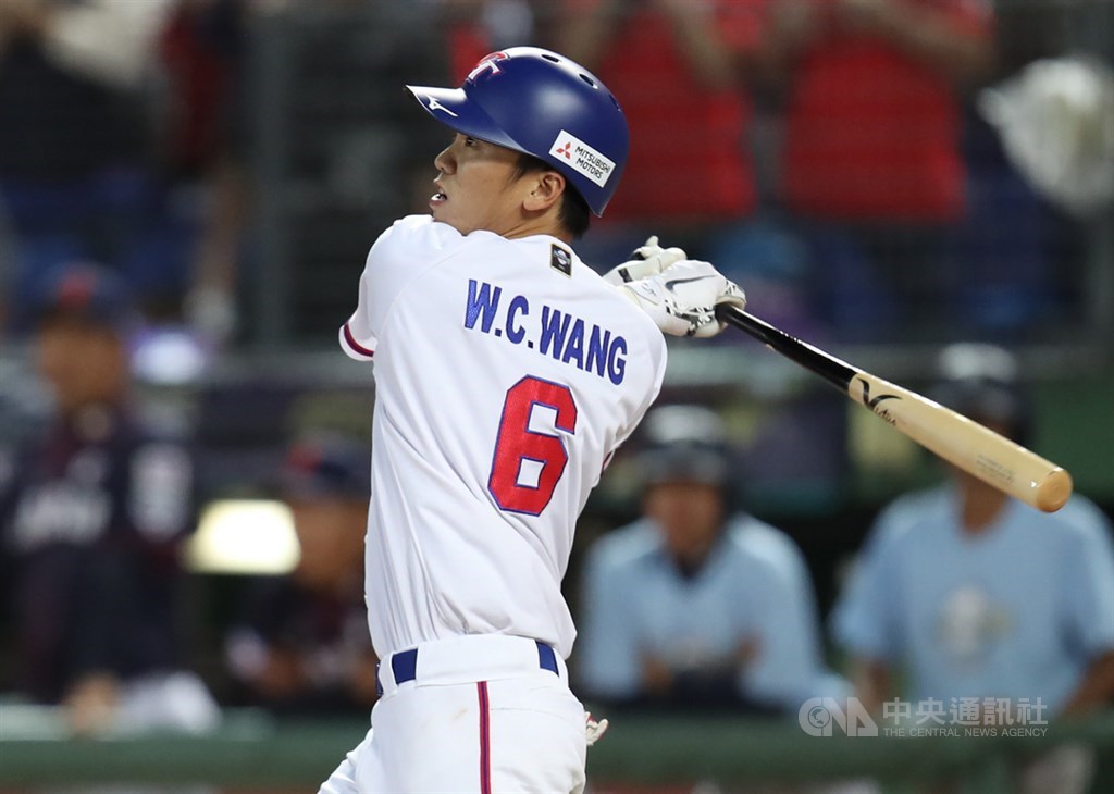 2019世界12強棒球賽B組預賽,7日晚間在台中洲際棒球場由中華隊迎戰日本隊,4局下,中華隊王威晨擊出中外野飛球遭接殺。中央社記者張新偉攝 108年11月7日