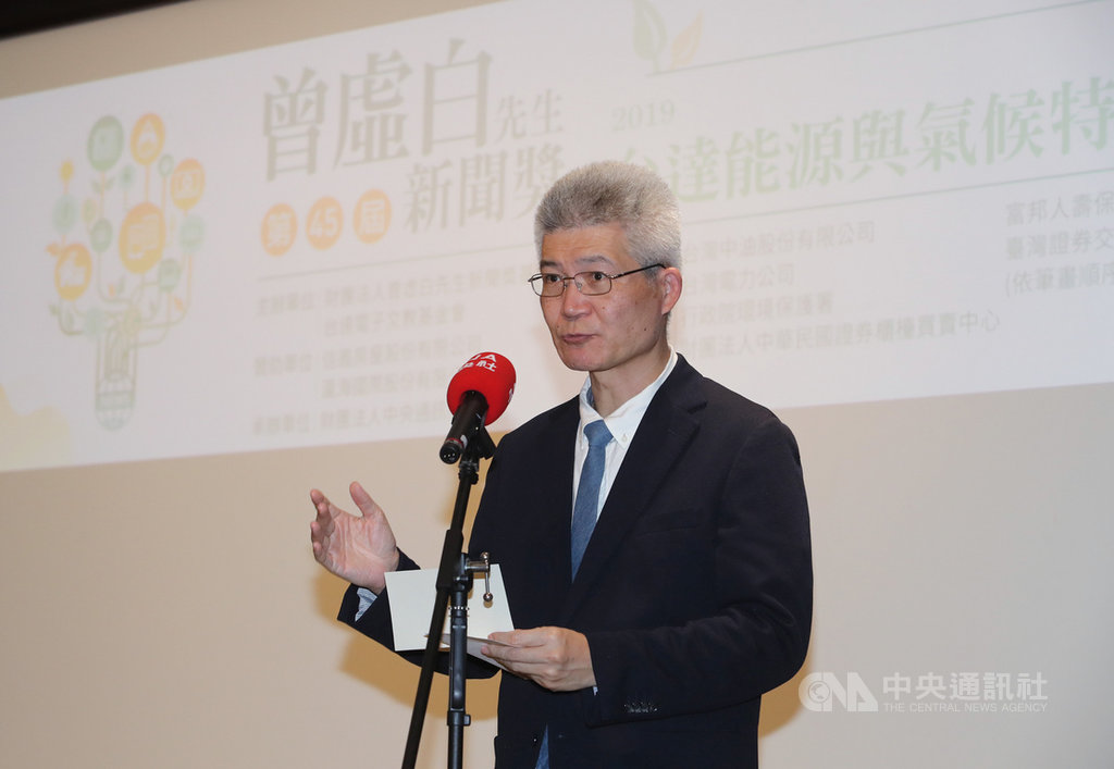 第45屆曾虛白先生新聞獎暨2019台達能源與氣候特別獎8日在台達電子陽光大樓舉行頒獎典禮,評審團召集人胡元輝(圖)表示,希望這些優秀報導能壓過社會上劣質報導,在假新聞充斥的時代,透過媒體的努力堅定民主基石。中央社記者裴禛攝 108年11月8日