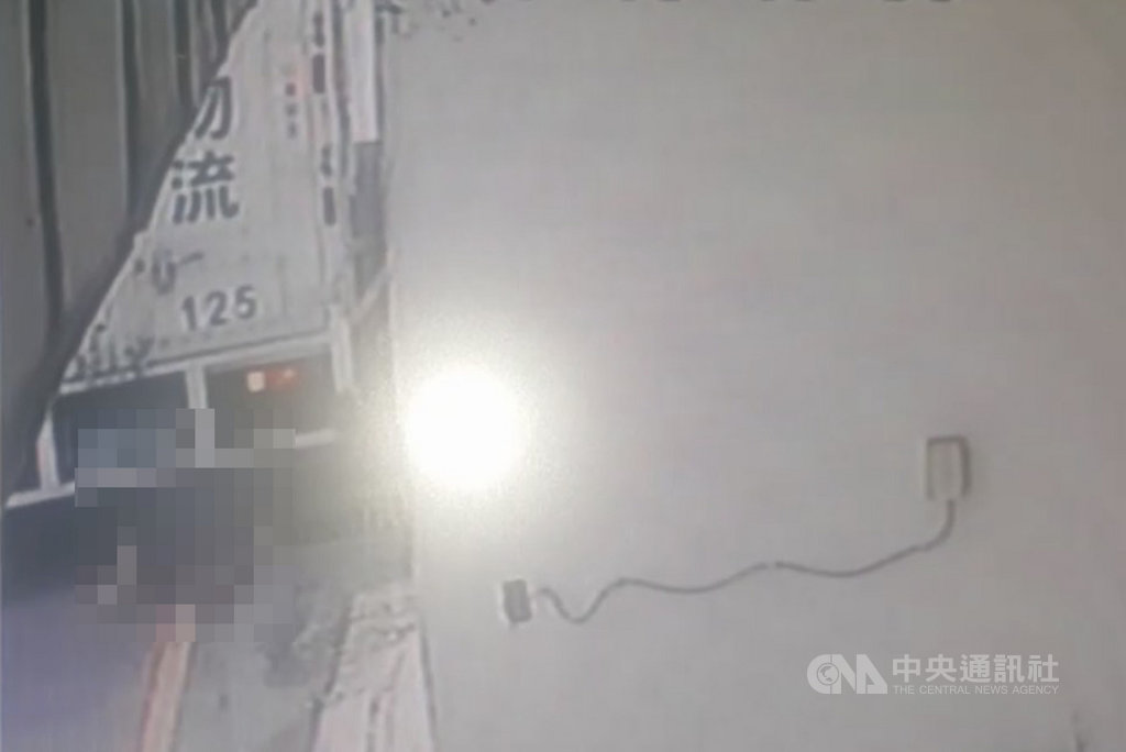 26歲邱姓男子7日駕駛貨車倒車時未注意到後方一名行動不便的陳姓男子,將陳男撞倒在地後輾過,陳男當場死亡。(翻攝照片)中央社記者王朝鈺傳真 108年11月8日