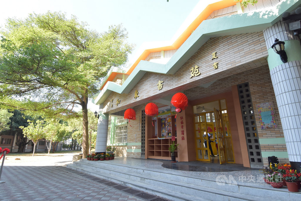 彰化縣和東國小獲教育部及彰化縣政府補助新台幣約250萬元改善閱讀空間並設立「和東書苑」學校社區共讀站(圖),8日正式啟用。中央社記者蕭博陽彰化縣攝 108年11月8日